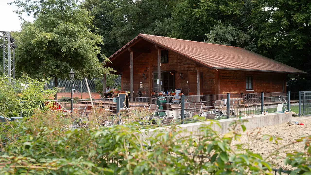 Die Au&szlig;enansicht des Holzhauses, das als Vereinsheims von Tennis Hirschau dient