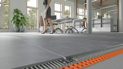 Imagen de la estructura del suelo de una oficina con recrecido, l&aacute;mina de desolidarizaci&oacute;n, baldosas y DILEX-F, con una mujer caminando por el suelo.