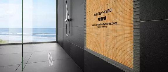 Cuarto de ba&ntilde;o con ducha independiente y vista detallada de la l&aacute;mina Schl&uuml;ter-KERDI-200 instalada.