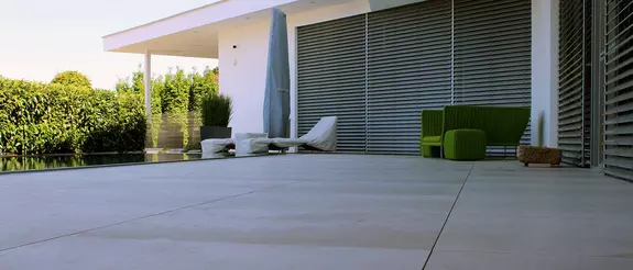 Een huis met aangrenzende tuin en een terras, waar Schl&uuml;ter-TROBA-LEVEL werd gebruikt.