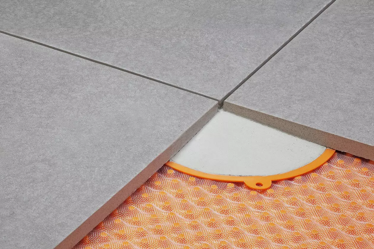 Schl&uuml;ter-Systems Dachterrassenaufbau C.6 Lose Verlegung auf TROBA-PLUS 8G auf D&uuml;nnbett-M&ouml;rtelpunkten mit TROBA-STELZ-DR