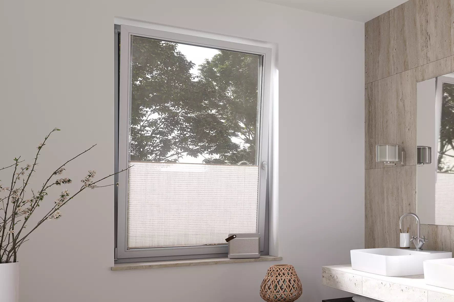 Moderne badkamer met open gekanteld raam