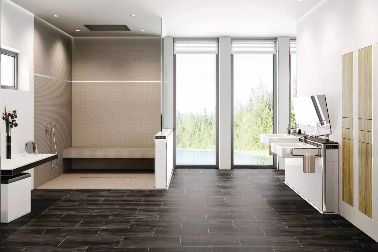Zone de douche d'une salle de bains &agrave; accessibilit&eacute; r&eacute;duite avec suffisamment d'espace de mouvement et douche &agrave; l'italienne.