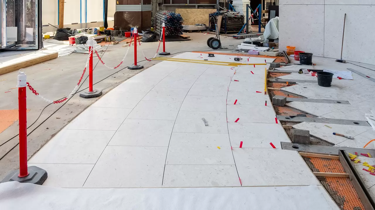 Interior del Messeturm de Frankfurt con losas de piedra natural sobre l&aacute;mina de desolidarizaci&oacute;n