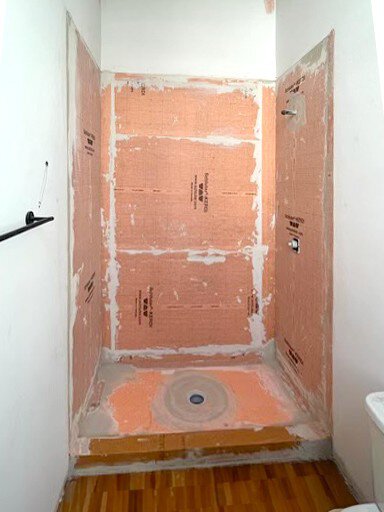 Salle de bain avec produits de douche de Schluter Systems au Laros Loft à Bethlehem.