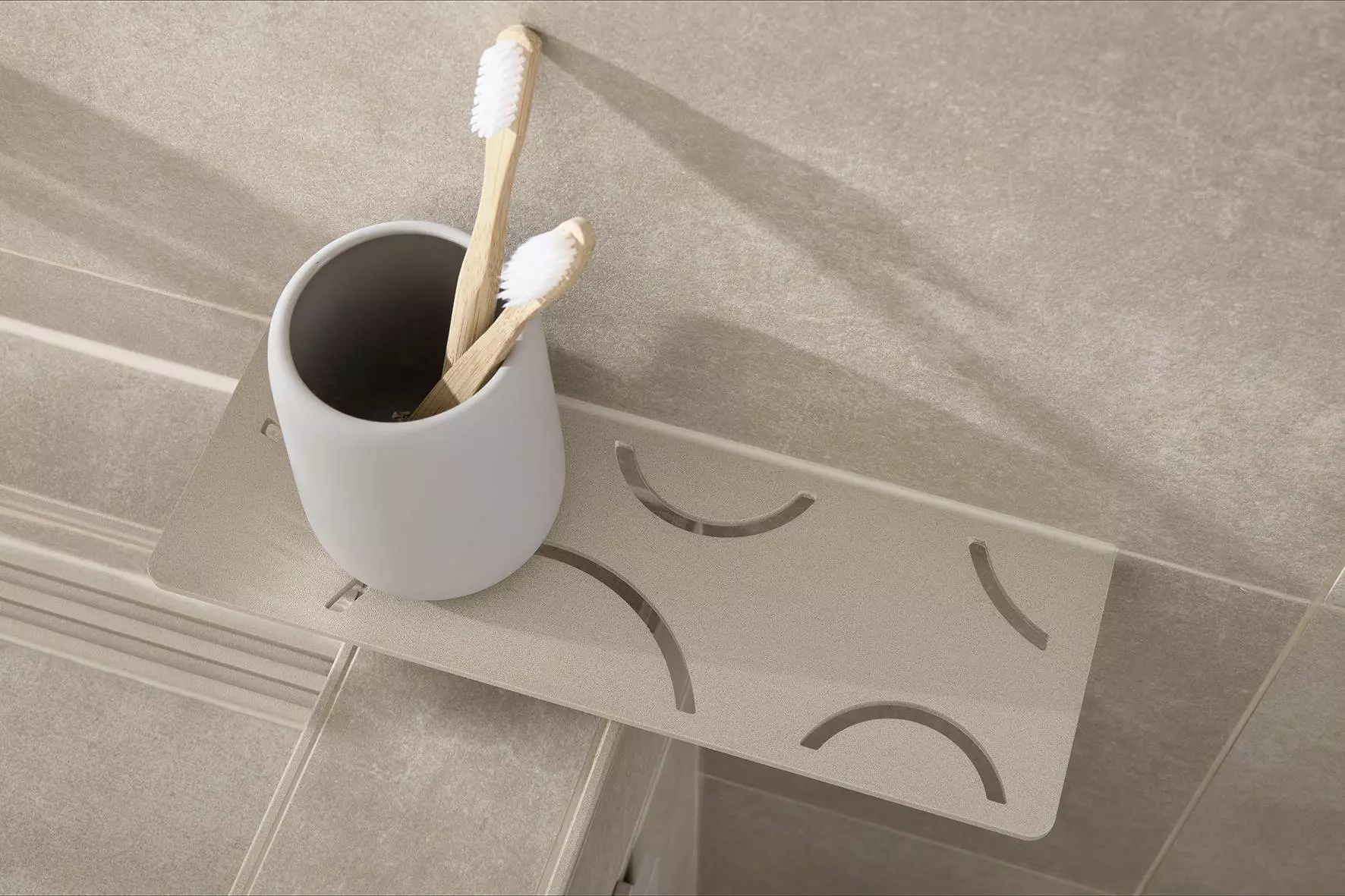 Tablettes Schl&uuml;ter-SHELF en finition TRENDLINE dans une salle de bains beige.
