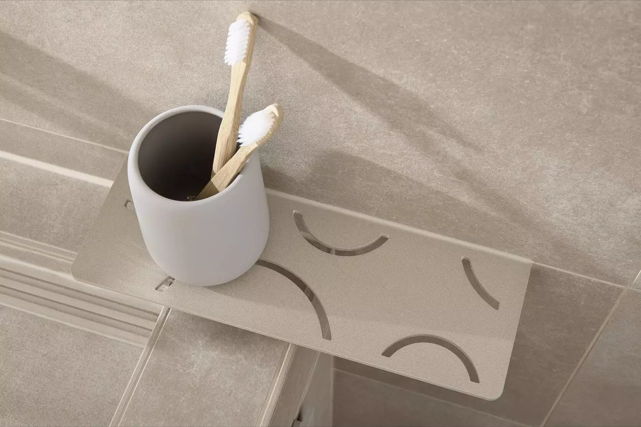 Odkl&aacute;dac&iacute; plochy Schl&uuml;ter-SHELF s povrchovou &uacute;pravou TRENDLINE v b&eacute;žov&eacute; koupelně.