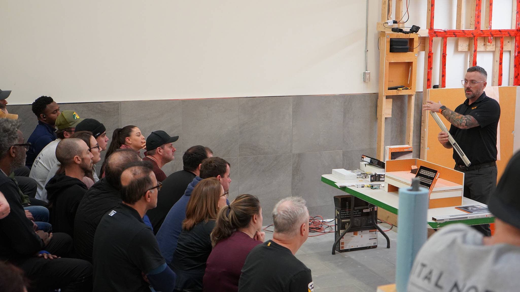 Formateur animant un atelier Schluter devant des participants assis et attentifs.