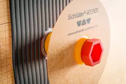 Rohrdurchf&uuml;hrung mit orangener KERDI-Dichtmanschette an einer mit KERDI abgedichteten Wand
