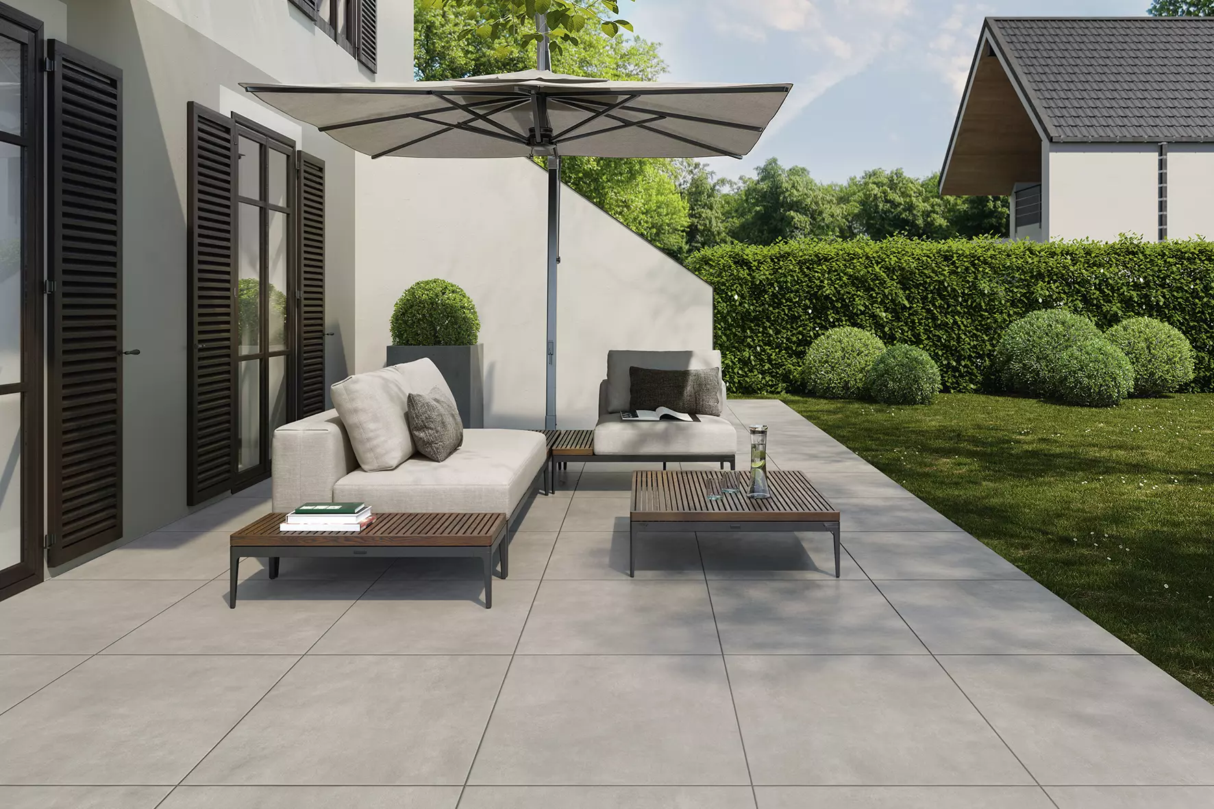 Licht terras met twee stoelen, een tafel, een parasol en uitzicht op het groen.