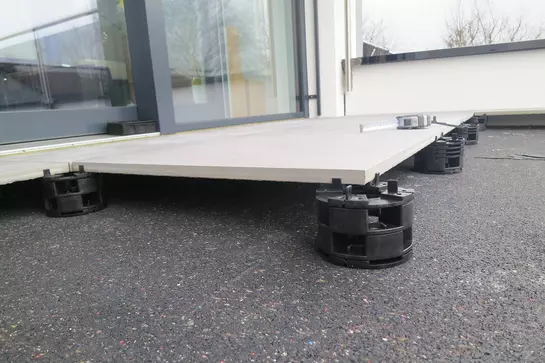 Detailaanzicht van de los geplaatste balkon- en terrasplaten Schl&uuml;ter-TROBA-LEVEL.