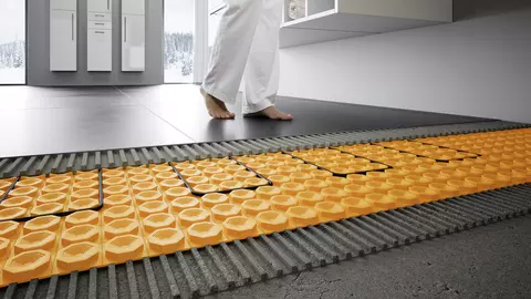 Rev&ecirc;tement de sol en carrelage dans la salle de bain chauff&eacute;e avec DITRA-HEAT-E.