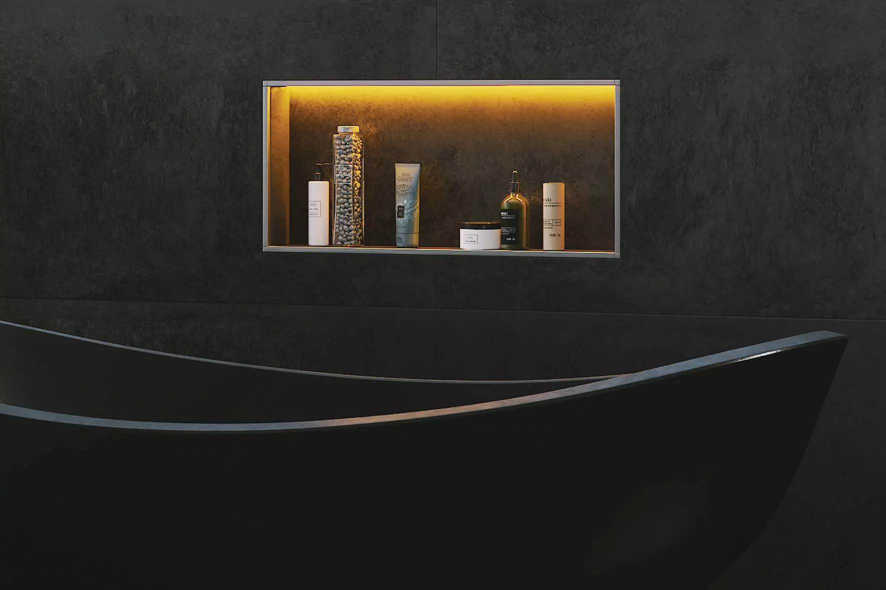 Cuarto de ba&ntilde;o oscuro con ba&ntilde;era y hornacina de pared Schl&uuml;ter-KERDI-BOARD-NLT iluminada.