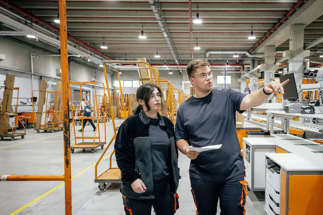 Zwei Auszubildene in der Versandhalle