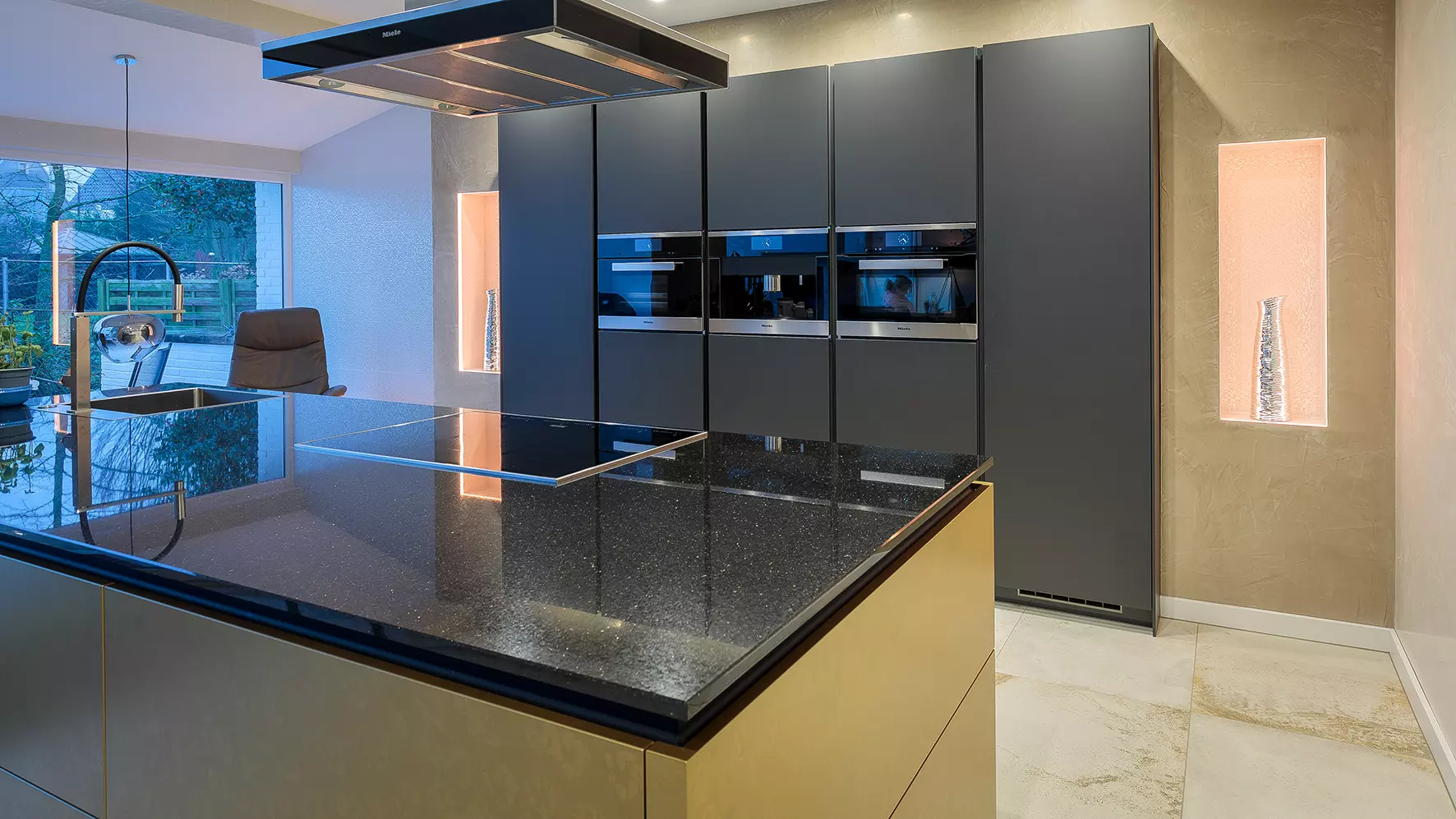 Vue de la cuisine avec niches &eacute;clair&eacute;es