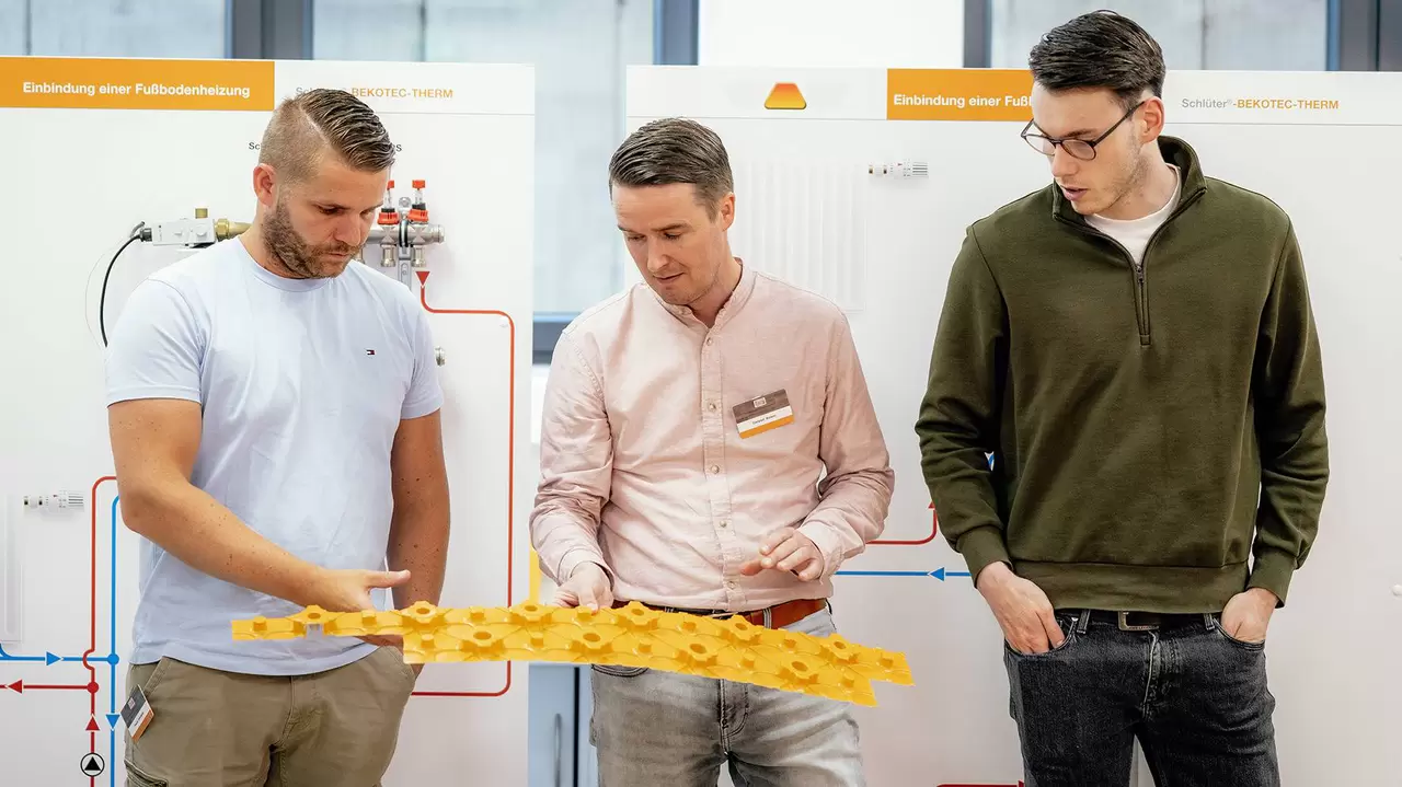 Schulungsteilnehmer in der WorkBox mit einer BEKOTEC-THERM-Platte.