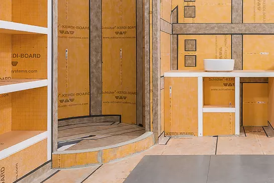 Badkamer uitsluitend met plaatsingsondergrond Schl&uuml;ter-KERDI-BOARD, zonder tegelbekleding.