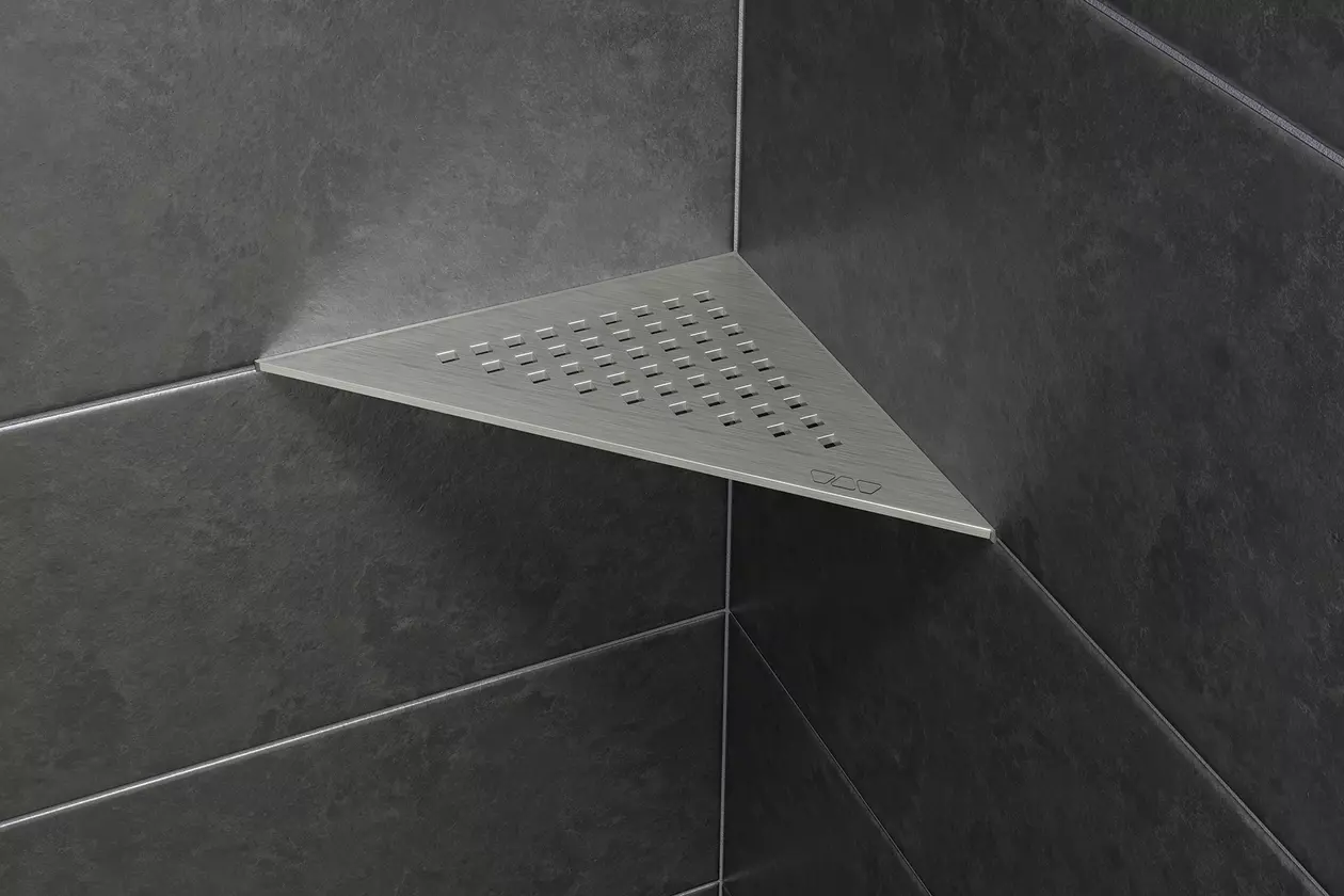 Schl&uuml;ter-SHELF-E-S1 en acier inoxydable bross&eacute; est une tablette d’angle en forme de triangle &eacute;quilat&eacute;ral