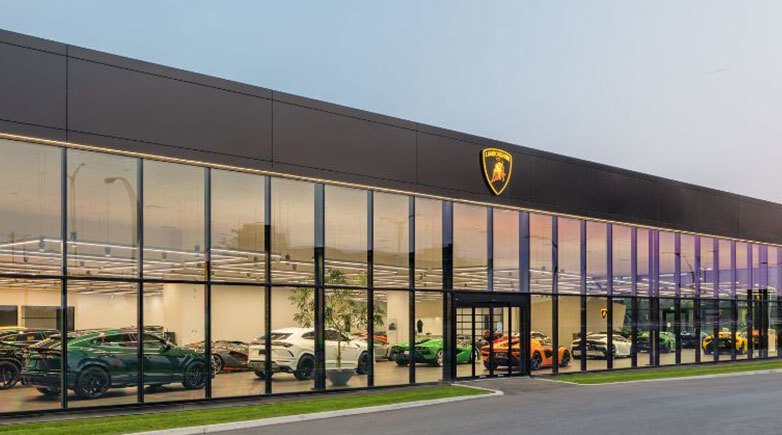 L'extérieur du bâtiment Lamborghini Montréal.
