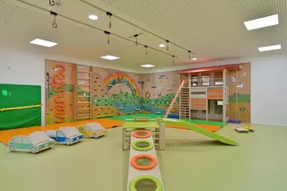Turnhalle einer Kindertagesst&auml;tte, die sehr fr&ouml;hlich, bunt und kindgerecht gestaltet ist