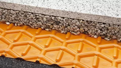Drainagemat Schl&uuml;ter-TROBA onder een splitbed