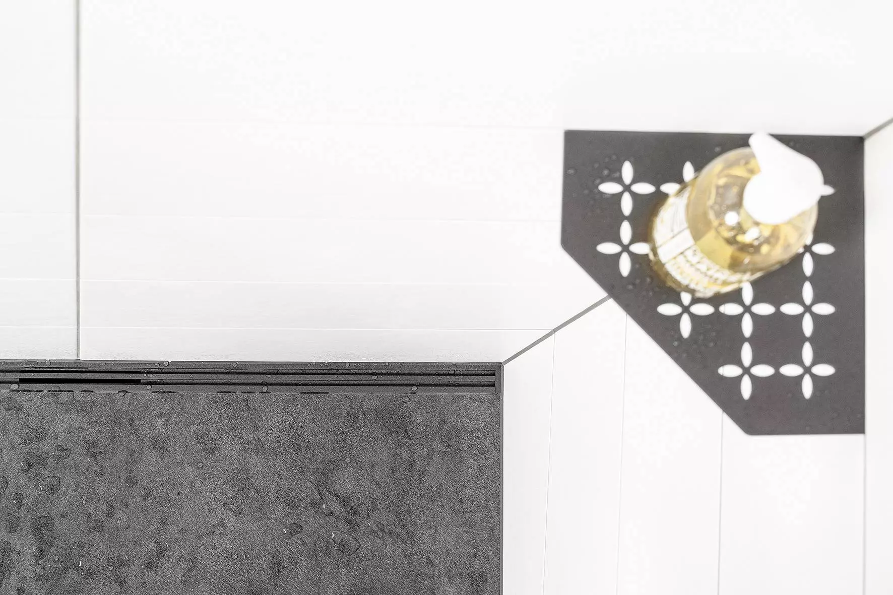 Schl&uuml;ter-KERDI-LINE-VARIO kan als douchegoot met discreet elegant design individueel voor elke inloopdouche worden aangepast.