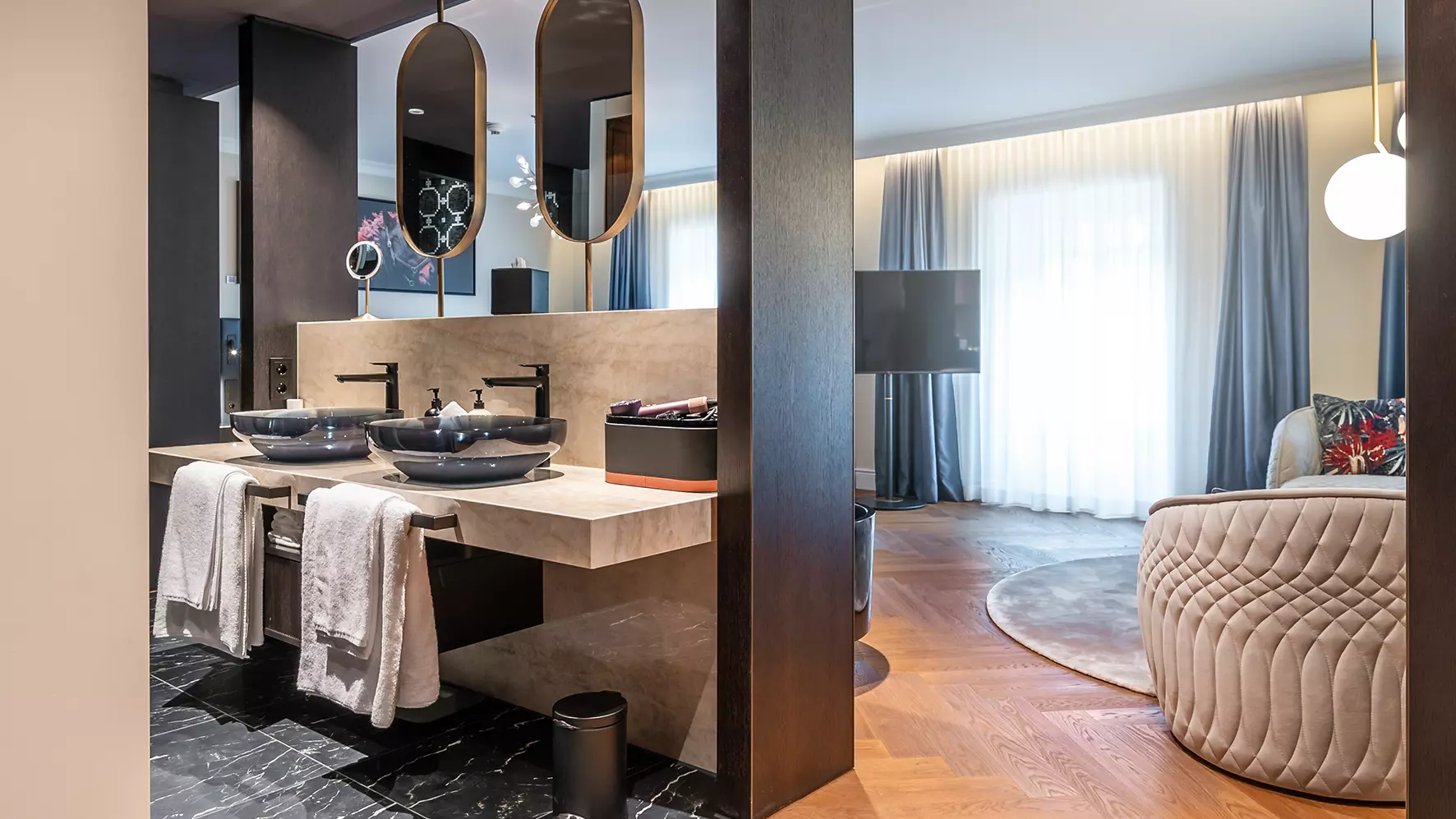 Moderna suite del Europ&auml;ischer Hof con cuarto de ba&ntilde;o de concepto abierto, lavabo doble e instalaciones modernas