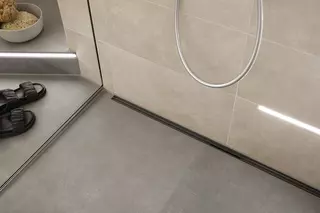 &Eacute;p&iacute;tett zuhanyz&oacute; Schl&uuml;ter-KERDI-LINE-VARIO vonalmenti v&iacute;zelvezet&eacute;ssel.