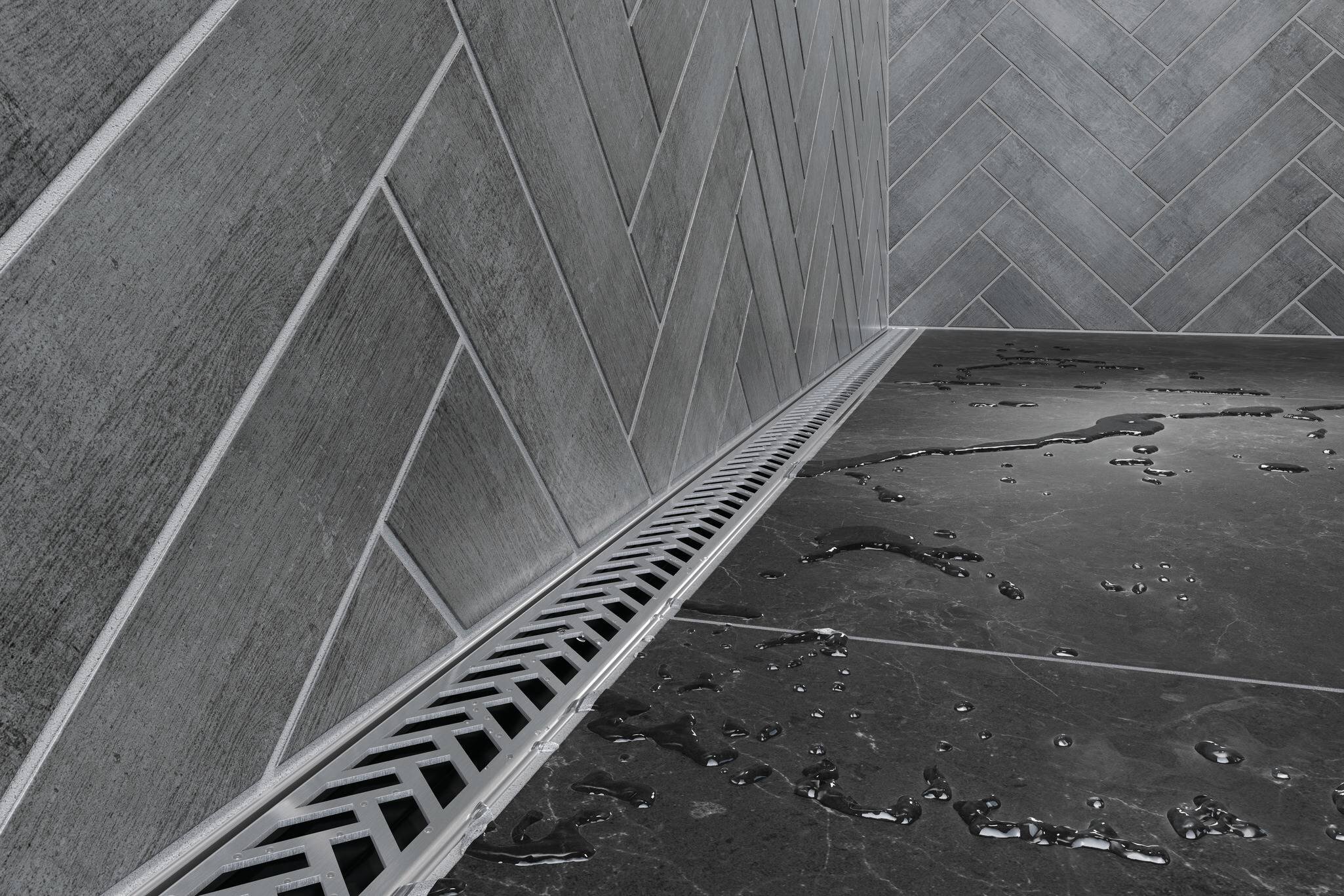 Douche en céramique foncée avec drain linéaire Kerdi-Line Vario modèle de grille Herringbone