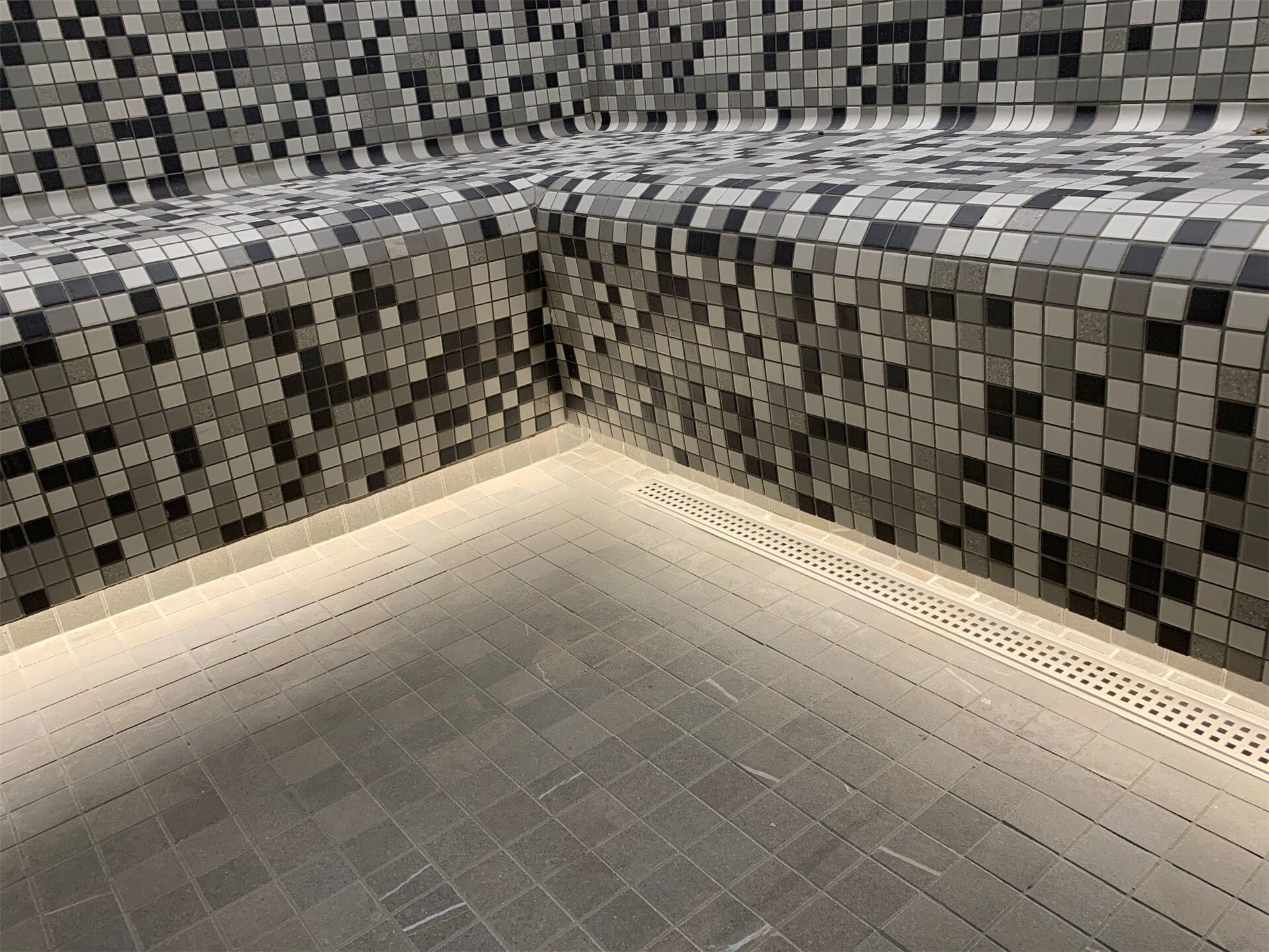 Le sol carrelé des hammams comporte un drain Schluter KERDI-LINE.