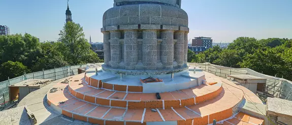 Bismarck-monumentet, utan naturstensbekl&auml;dnad, h&auml;r syns den installerade dr&auml;neringen Schl&uuml;ter-TROBA-PLUS 8G och t&auml;tskiktet.