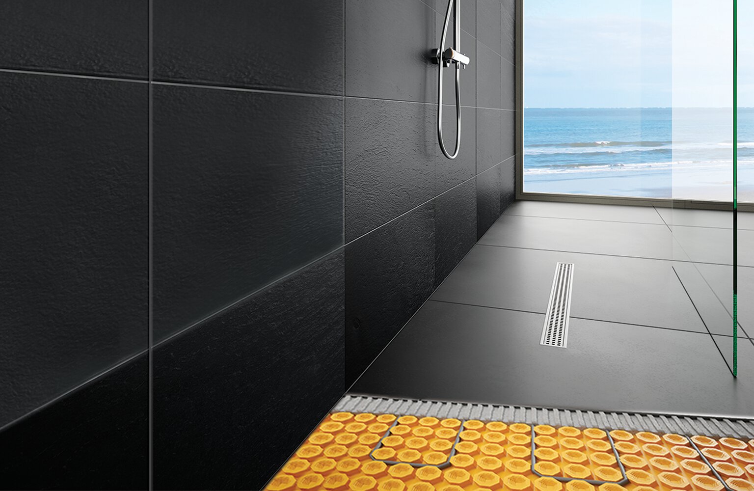 Douche sans seuil avec des carreaux de céramique noirs de grand format avec une membrane Ditra-Heat installée en dessous