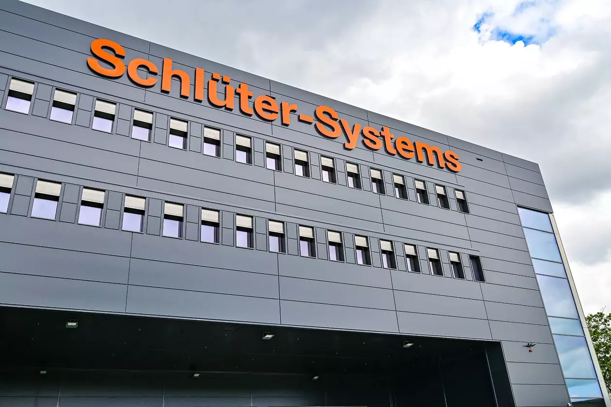Au&szlig;enansicht des Logistikzentrums mit Aufschrift "Schl&uuml;ter-Systems"