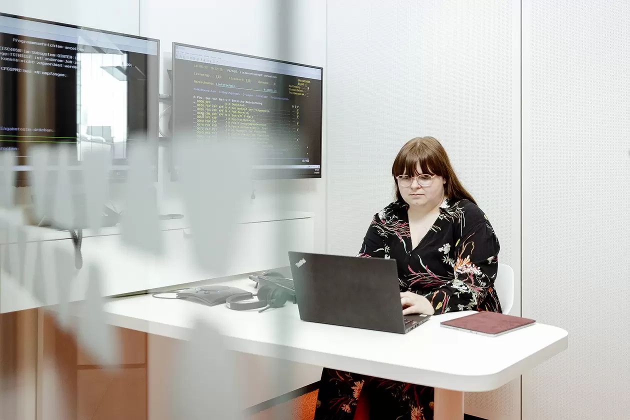 Auszubildene arbeitet in einem ThinkTank