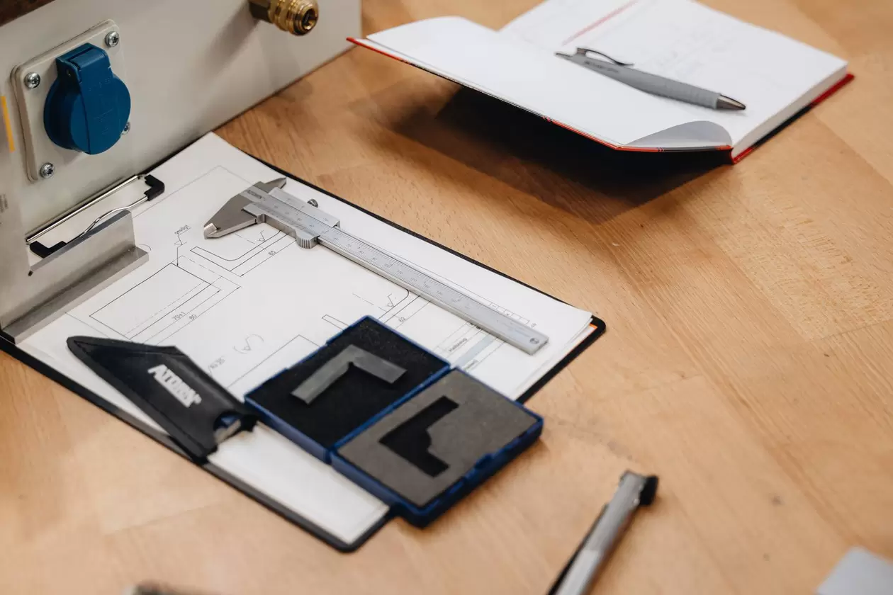 Auf einem Werktisch liegen verschieden Werkzeuge und technische Utensilien