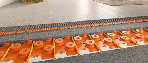 Exemple de structure du chauffage au sol Schl&uuml;ter-BEKOTEC-THERM recouvert de carreaux c&eacute;ramiques grand format de couleur sable