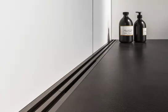 Lijnafvoergoot Schl&uuml;ter-KERDI-LINE-VARIO WAVE in de TRENDLINE-kleur grafietzwart mat.