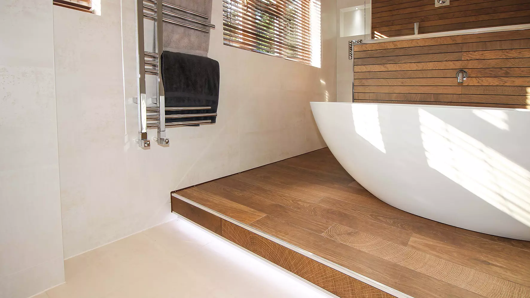 Primer plano de un pelda&ntilde;o que conduce a una ba&ntilde;era exenta