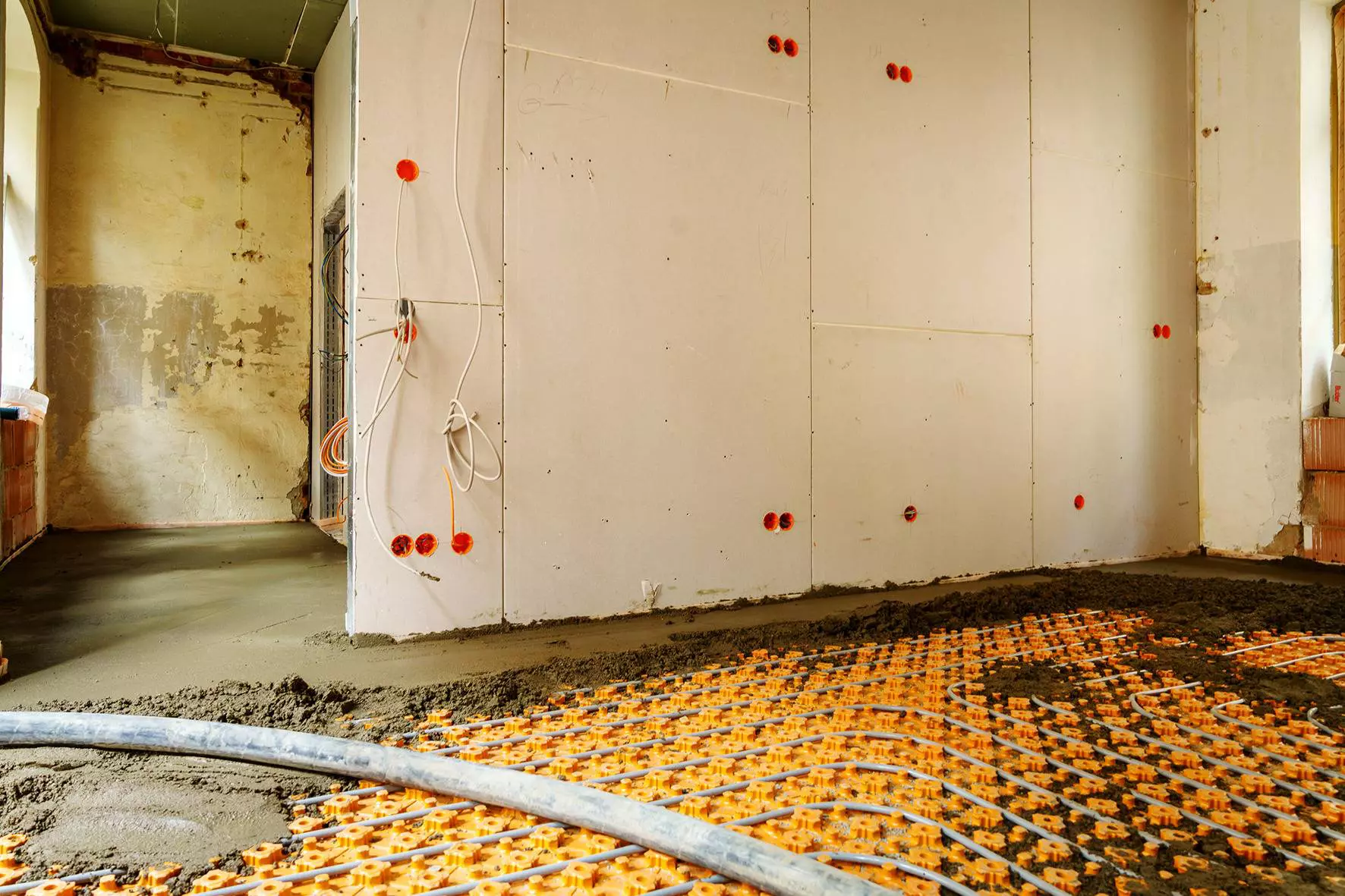 Bouwplaats in een renovatieproject, waar de vloer met een BEKOTEC-THERM-vloerverwarming en zwevende dekvloer wordt gelegd.