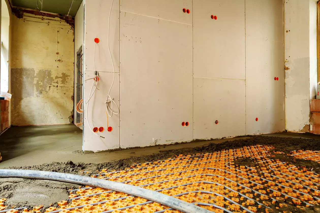Chantier dans un immeuble en r&eacute;novation o&ugrave; le sol est pos&eacute; avec un chauffage au sol -BEKOTEC-THERM et une chape flottante.