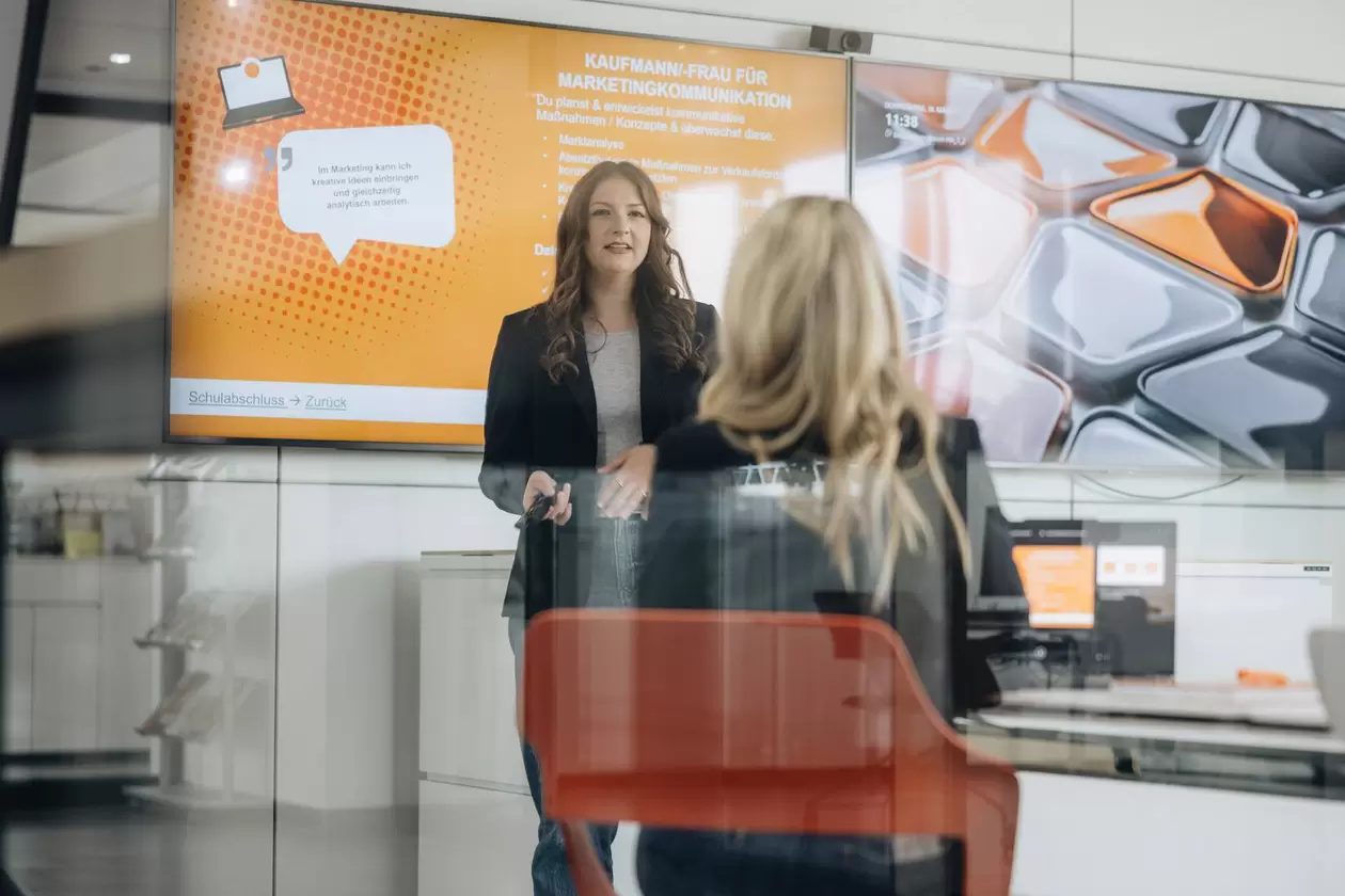 Marketing-Auszubildende h&auml;lt eine Pr&auml;sentation