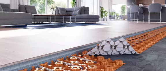 Laag voor laag blootgelegde vloerverwarming onder een houten vloer in een lichte woonkamer