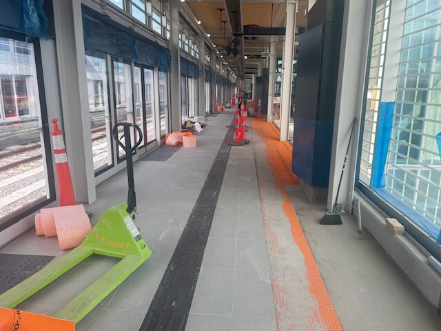 Membrane DITRA installée au sol avec KERDI-BAND scellant les joints pour l'étanchéité.