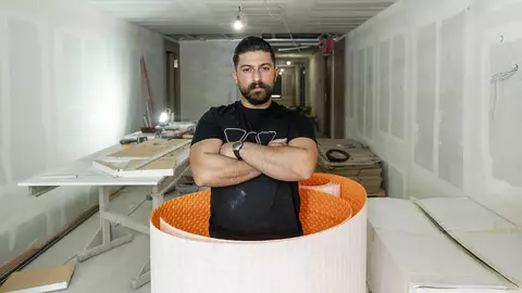 Ein Schl&uuml;ter-Mitarbeiter auf der Baustelle