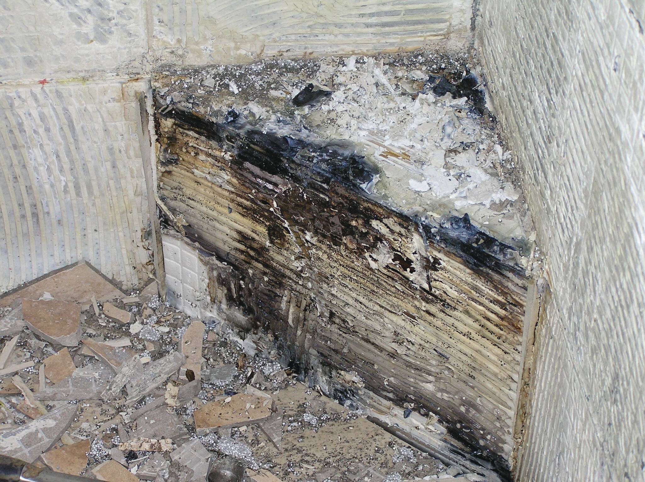 Banc de douche en coin avec de la moisissure