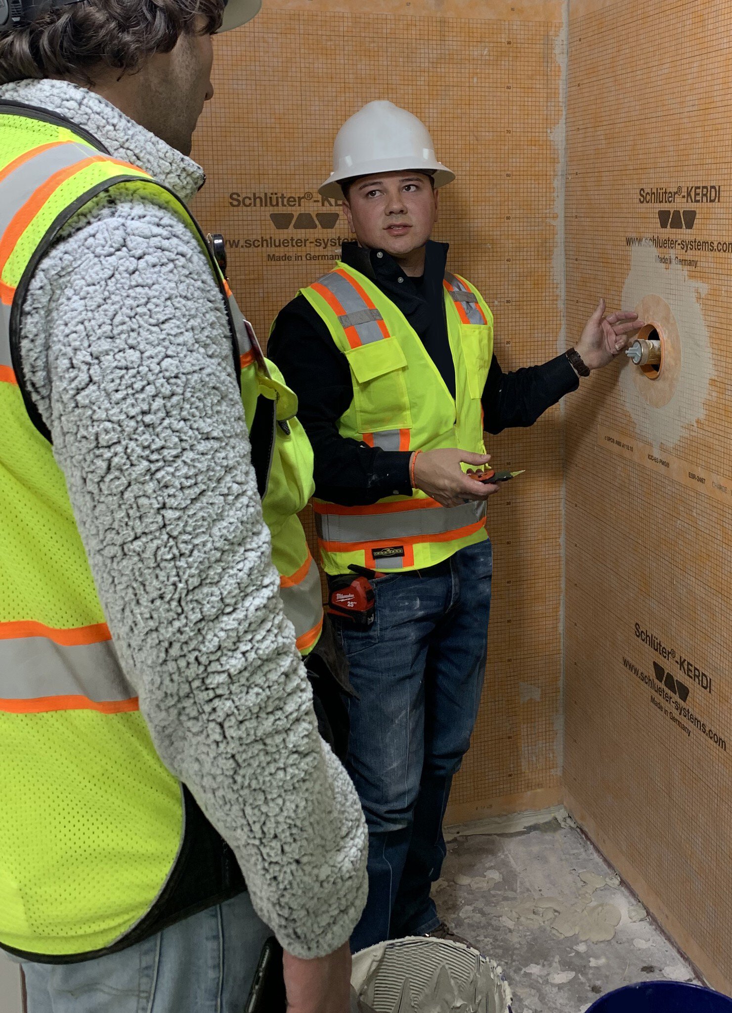 L'importance de l'étanchéité avec Schluter-KERDI-SEAL-PS/-MV et le processus d'installation sont discutés avec un expert.