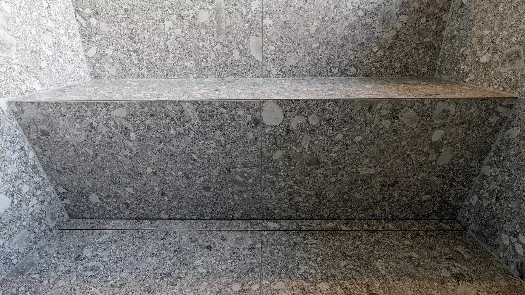 Vue d&eacute;taill&eacute;e du banc r&eacute;alis&eacute; dans la douche &agrave; l'italienne