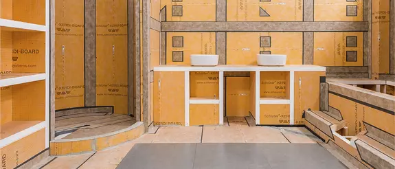Badkamer uitsluitend met plaatsingsondergrond Schl&uuml;ter-KERDI-BOARD, zonder tegelbekleding.