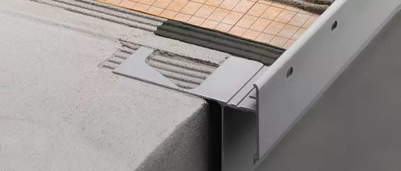 Detailaanzicht van het balkonprofiel met druppelgoot Schl&uuml;ter-BARA-RAKE.