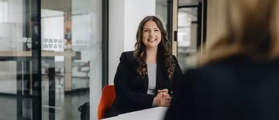 Auszubildende im Marketing sitzt in einer Besprechung